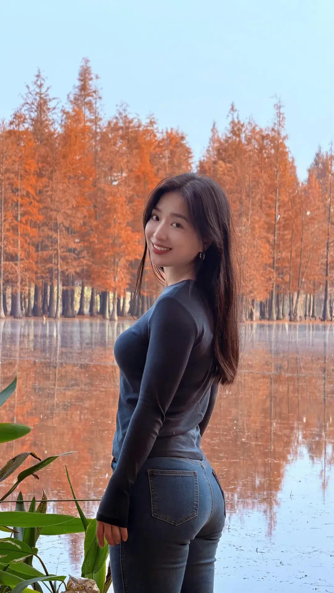 秋水共长天一色，红叶映美人如画。