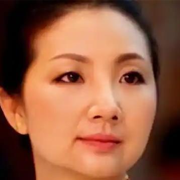 2012年，一架飞往乌鲁木齐的客机升至5000米高空时，一位空姐突然推着餐车猛撞