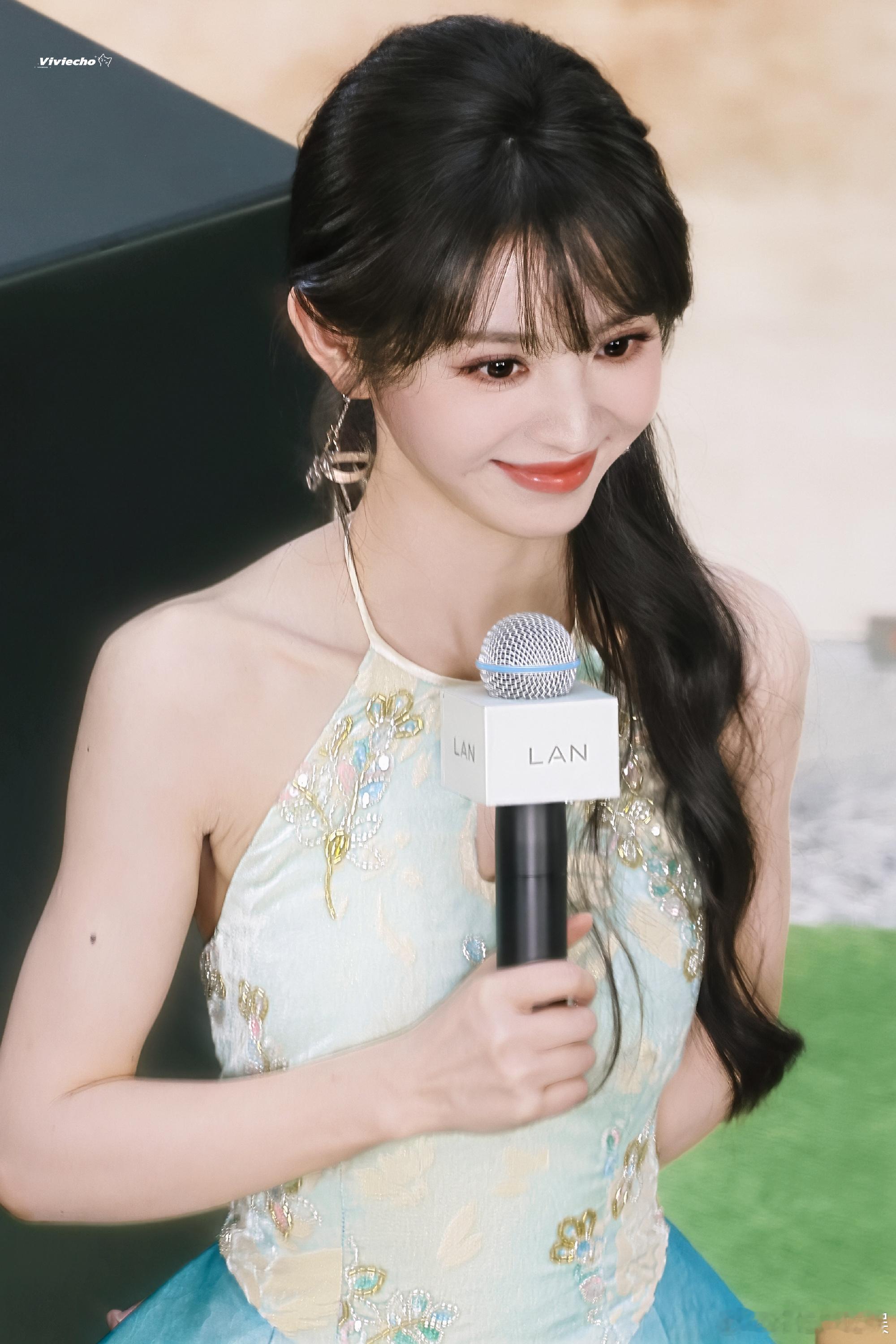 田曦薇的颜值可以说是甜妹中的天花板，没人会反驳吧