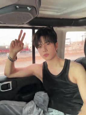 余承恩年上年下疯狂打架穿西装是沉稳克制的daddy系大佬，换T恤秒变干净校草白