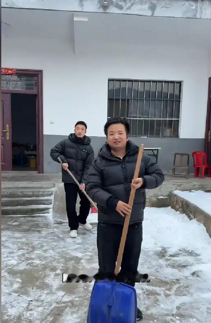 刷到个叫王美丽的账号，说被大姑姐逼离婚还安排相亲。视频里她边哭边说，大姑姐嫌