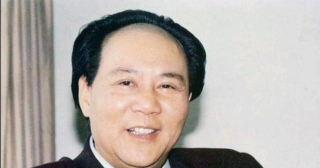 1993年，毛主席特型演员古月访美时，遭到台湾记者刁难：“你什么时候去台湾？”古