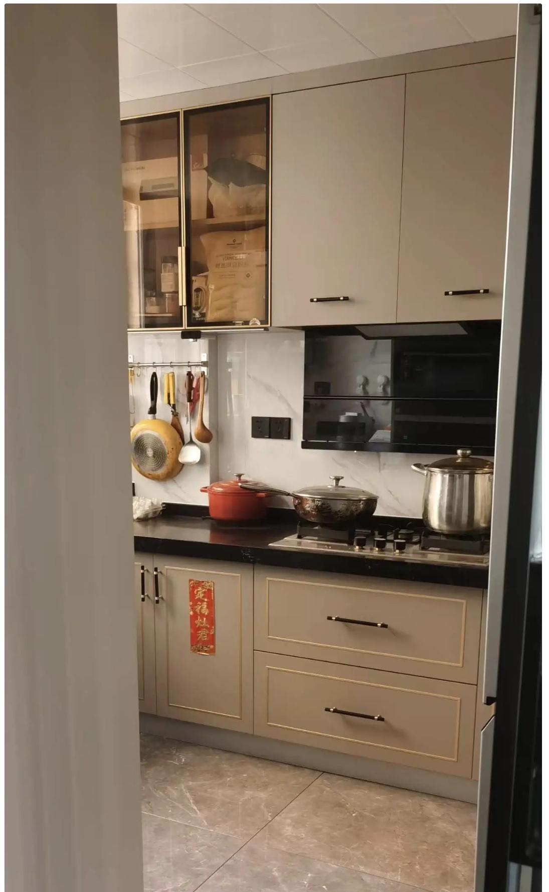 我的小公寓，一直租给一个年轻姑娘，月租1800，她住两年一直挺省心，昨天突然找我