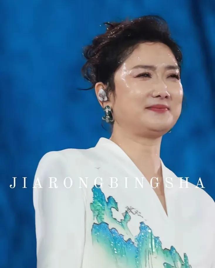 别信什么“暴雨不花妆”的鬼话。你看玲花。厦门那场雨，直接给她卸了个干净。曾