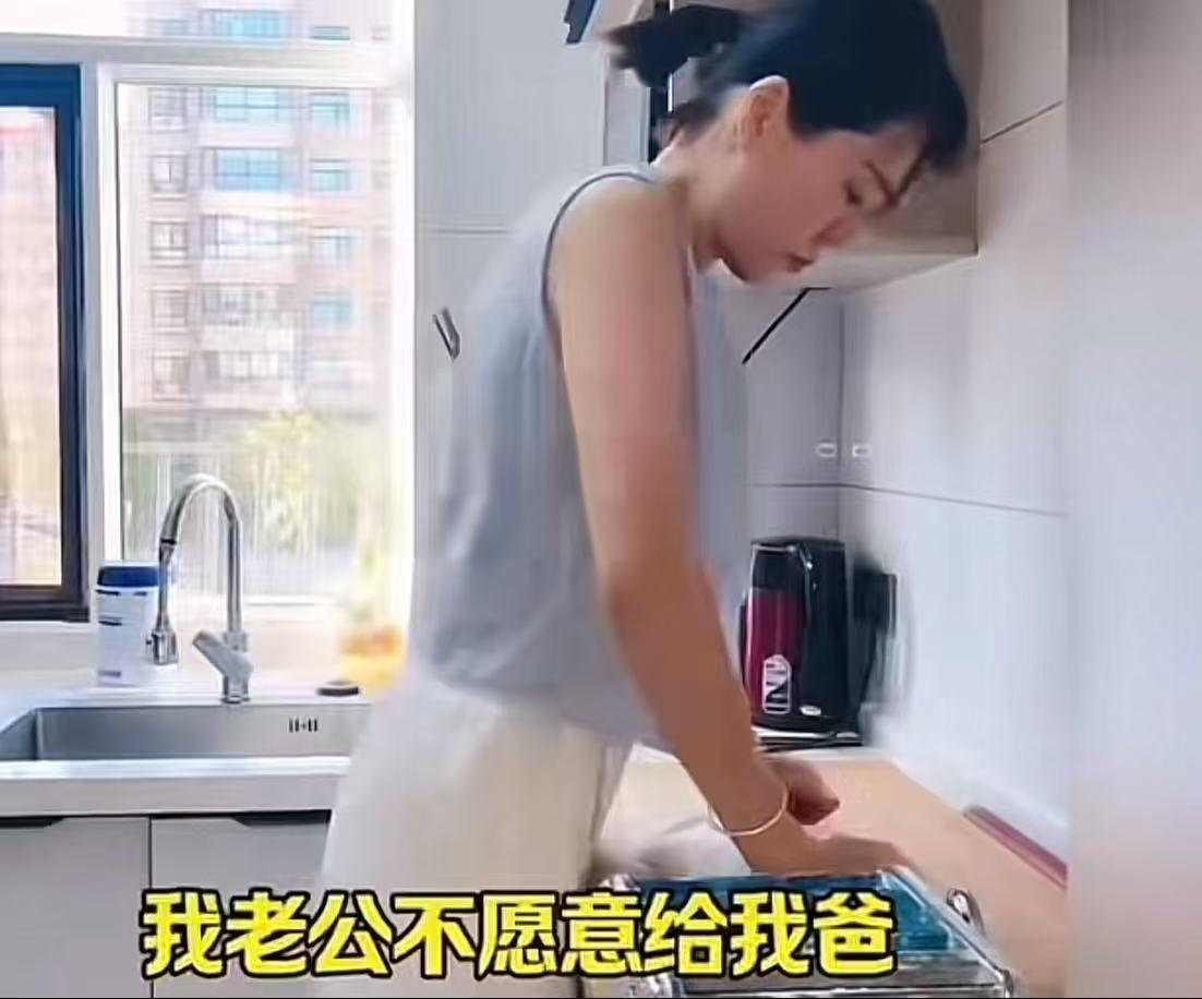 女子和老公结婚6年恩爱甜蜜，却因给父母养老这件事，婚姻彻底走到尽头！女子：“是独
