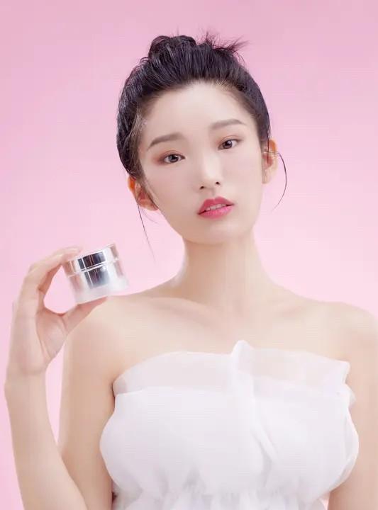 买了个资某某的粉底液，昨天用粉擦涂的时候明显的卡粉推不开，今天我又用手拍的方式，