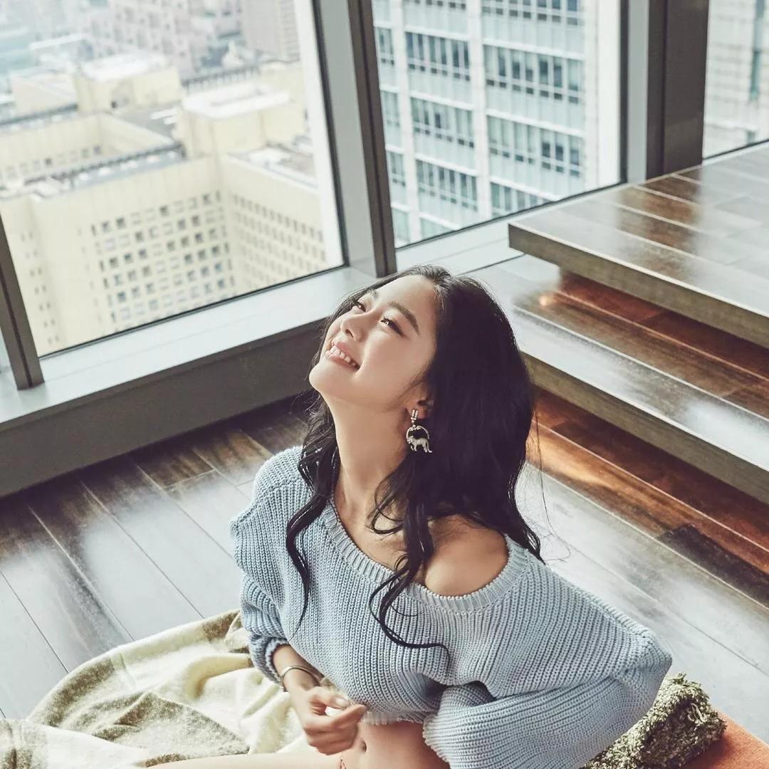 城市天际线下的温暖角落，享受悠闲时光。秋日小憩照街角的闲适风城市风光下午茶