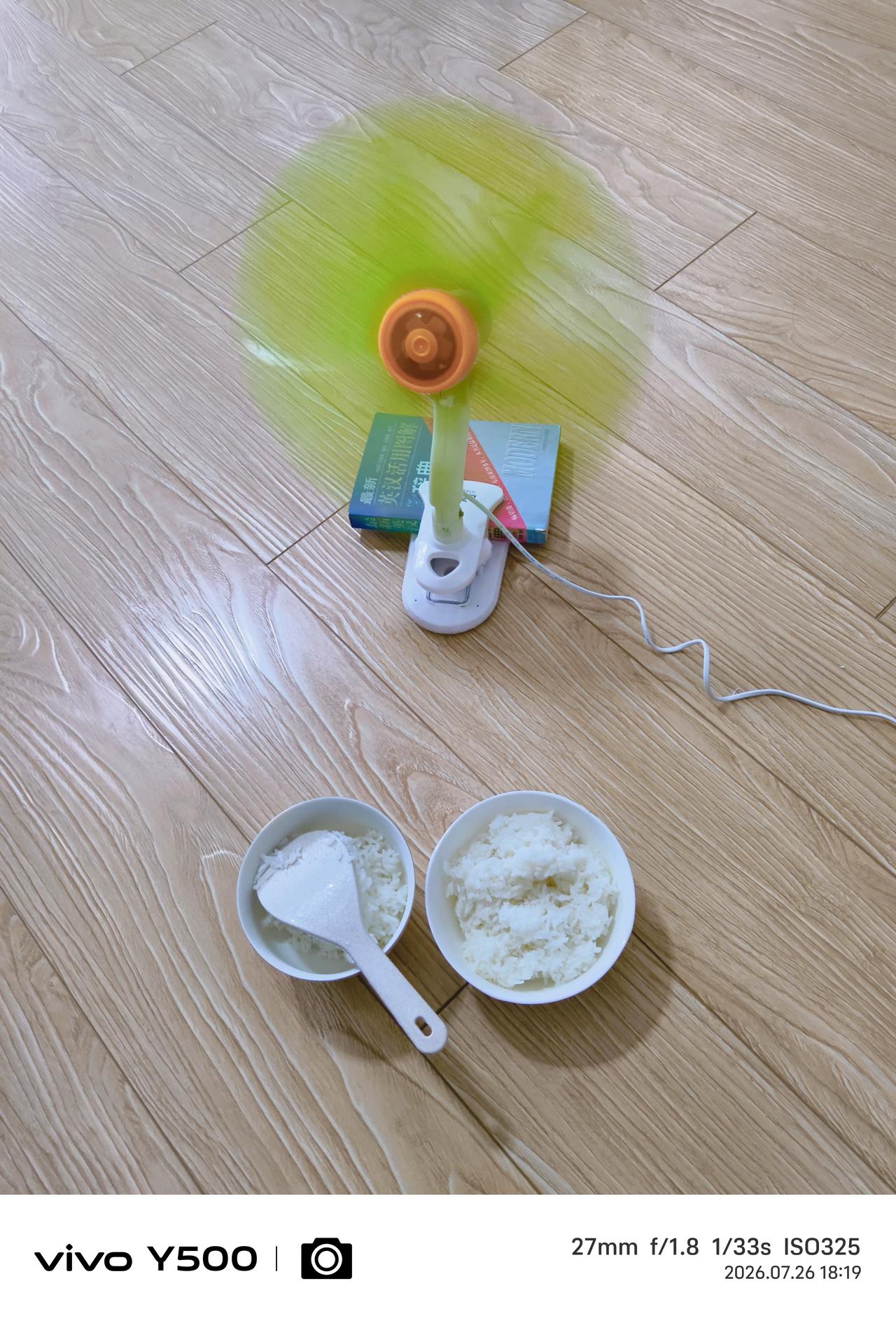 夏天热饭速凉法二伏高温湿热，刚出锅的米饭盛到碗里要晾很长时间才能吃