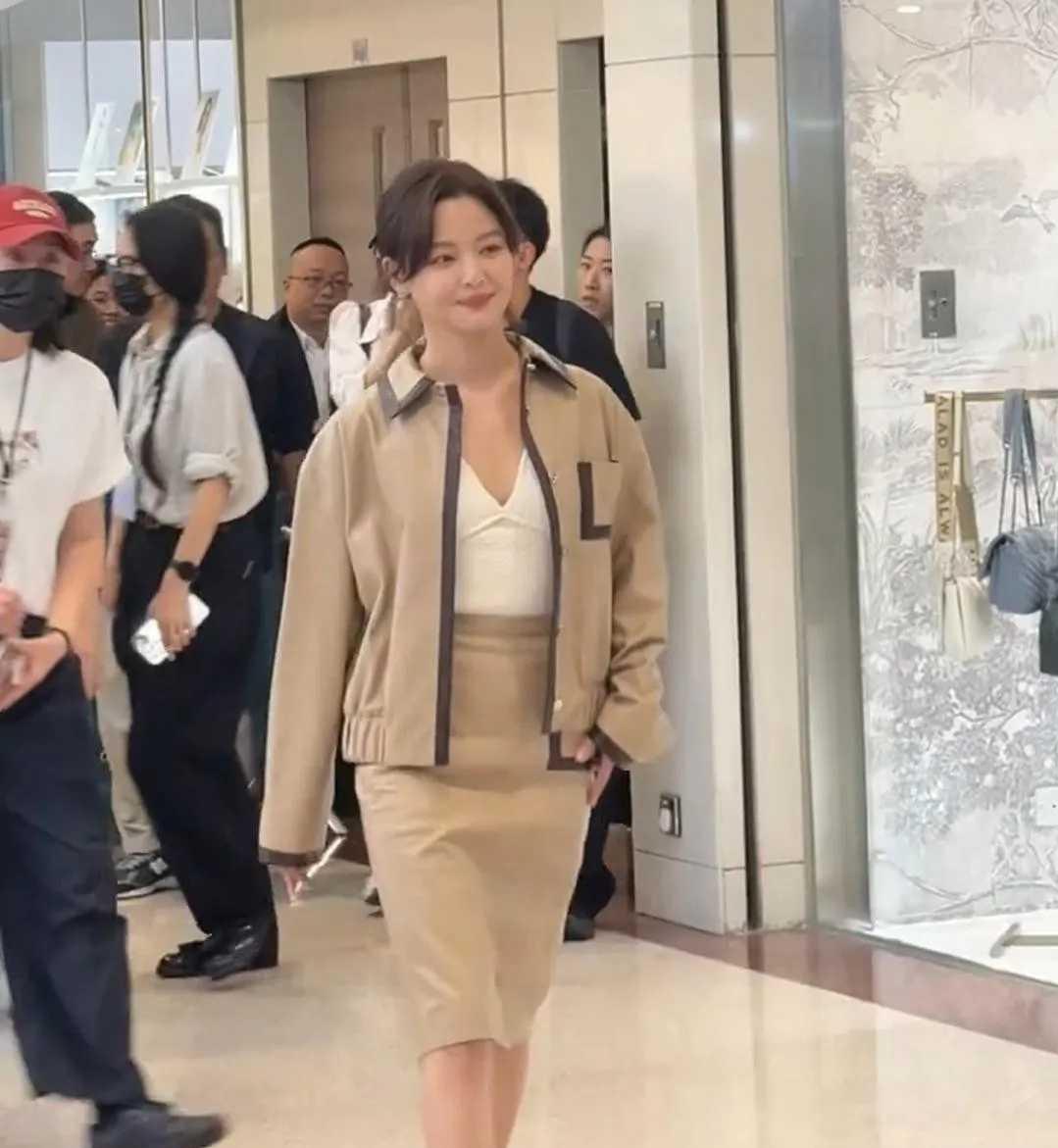 辛芷蕾香港现身，知性温婉气色佳，容颜依旧耐看39岁辛芷蕾现身香港被偶遇，一身知