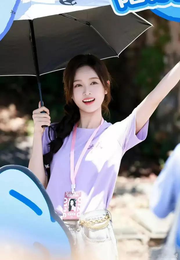 吴宣仪《有戏》开机饭拍~紫色T恤衬得元气又灵动，女大既视感。​​​