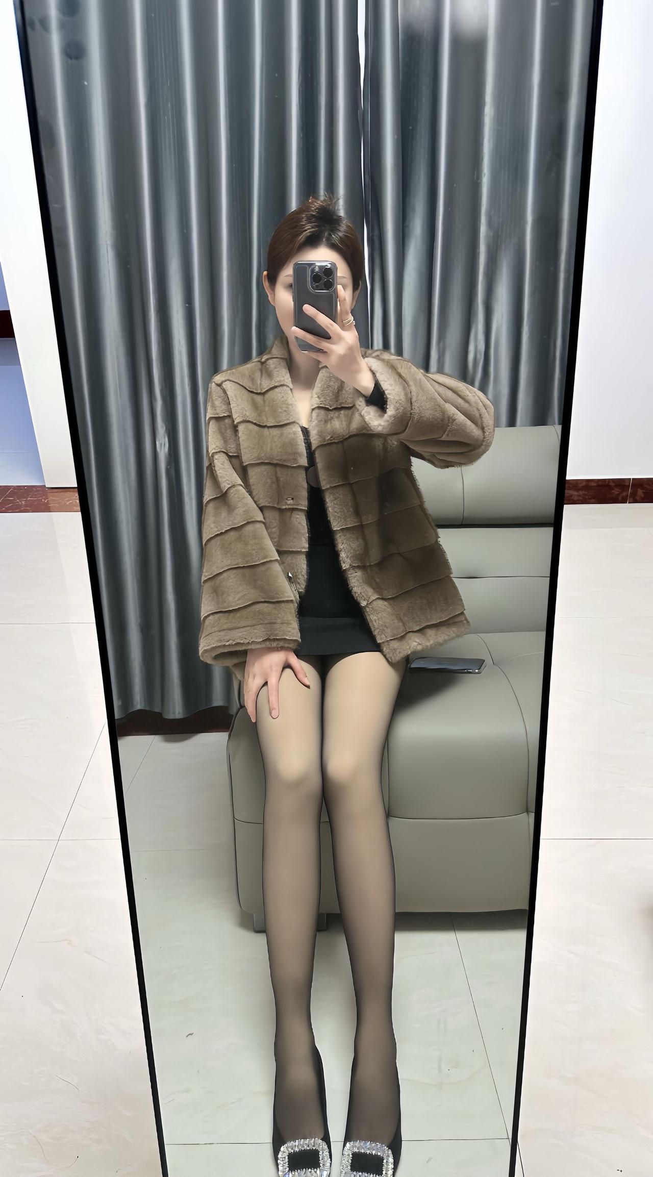 优雅气质穿搭，棕色外套+黑色连衣裙，完美搭配！