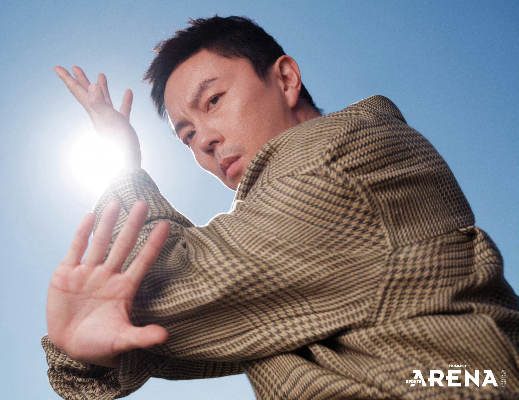 谢苗解锁ARENA七月刊封面，融武术风骨与现代男装，湖畔木人桩、旷野武打镜头，演