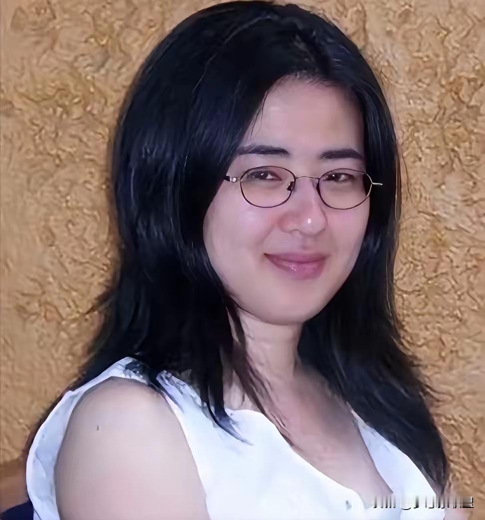 13岁上北大，28岁嫁大25岁美国教授，改国籍的田晓菲真没忘本？提起田晓菲，