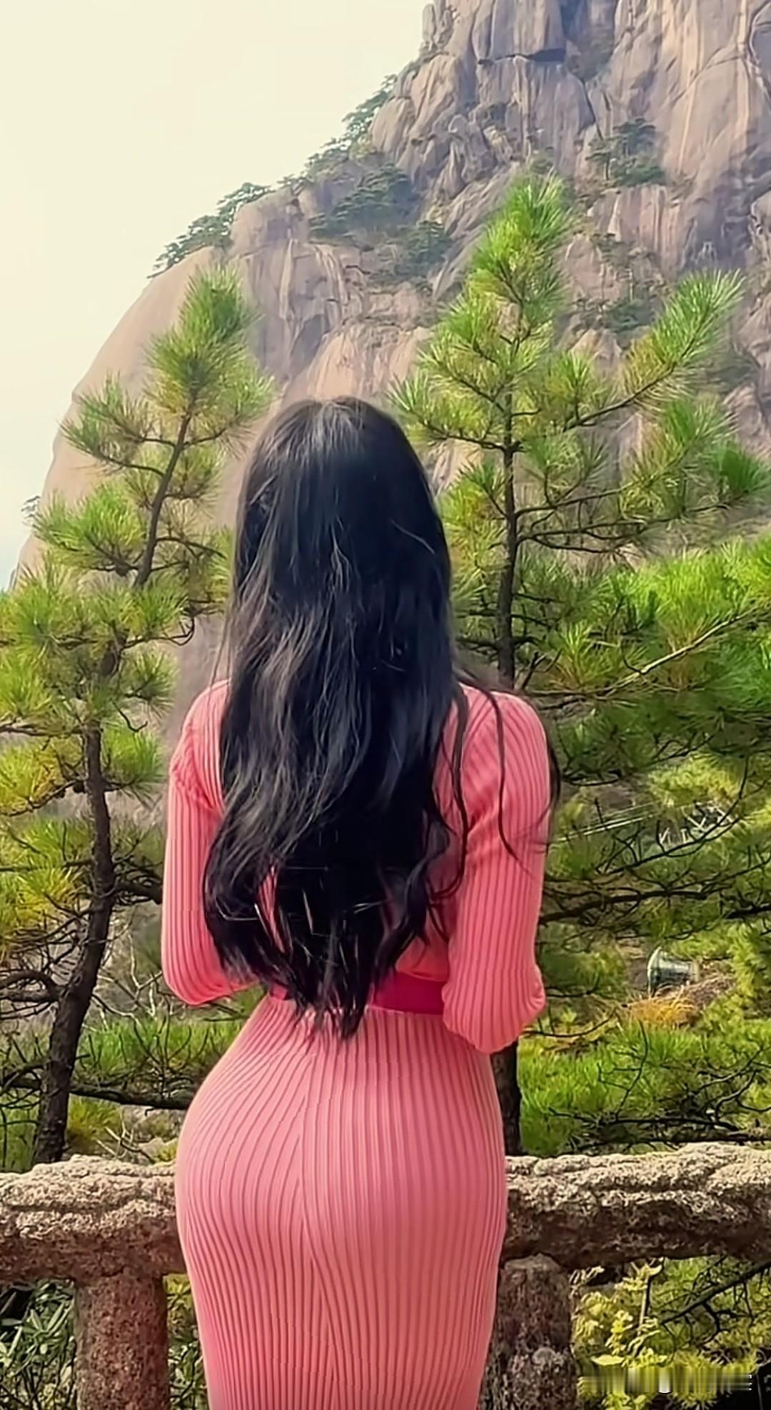 相看两不厌，红颜对青山。一眼沦陷的神级美图照片记录你眼中的美背影杀