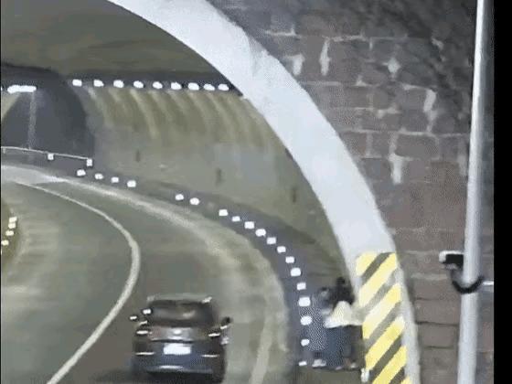 后怕，撤离20秒车成废铁！2月10日凌晨，杭长高速衢州开化段的监控画面，看得人后