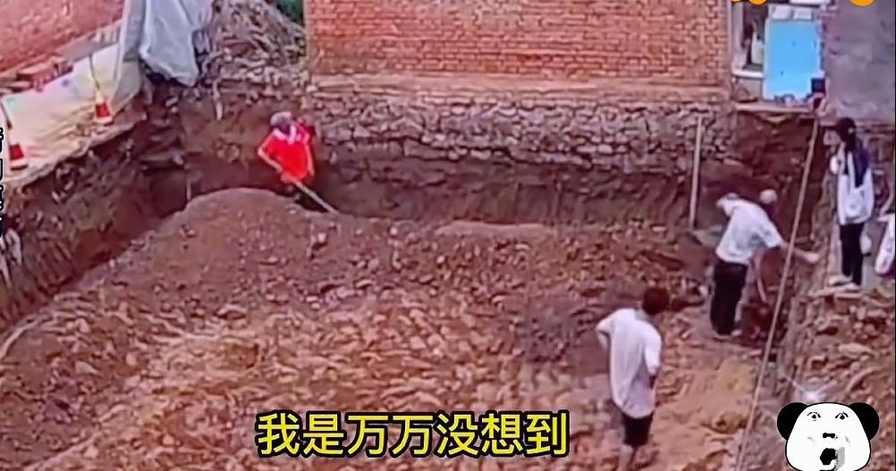 紧贴邻墙深挖地基，墙体骤塌险生事故。工人在紧邻邻居墙体处深挖地基，由于开挖深度