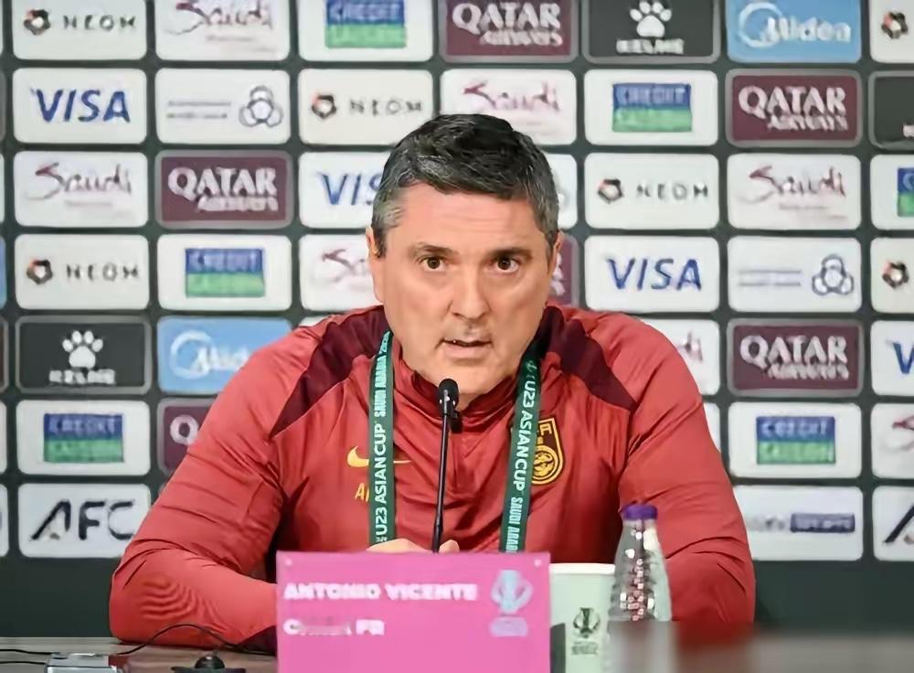 谁能想到，打破中国国字号22年纪录的教练，竟是圈里“最便宜”的那个？西班牙人