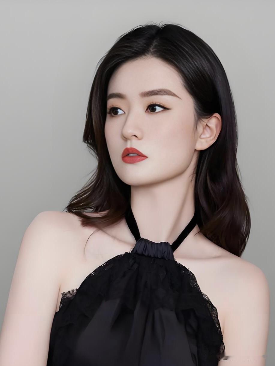 乔欣，温柔与坚韧并存。她似初夏晨光，明媚不刺眼；如静水深流，从容有力量。从《欢乐