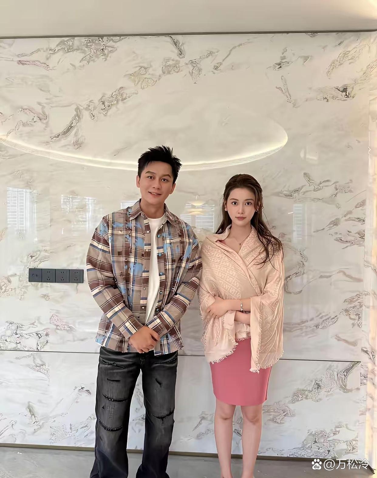 李晨身边的那个美女是谁呀？还挺好看的
