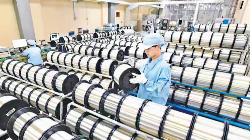 一位美国光纤专家盯着来自武汉的报价单，揉揉眼睛又看了一遍。每芯公里20块，比超市