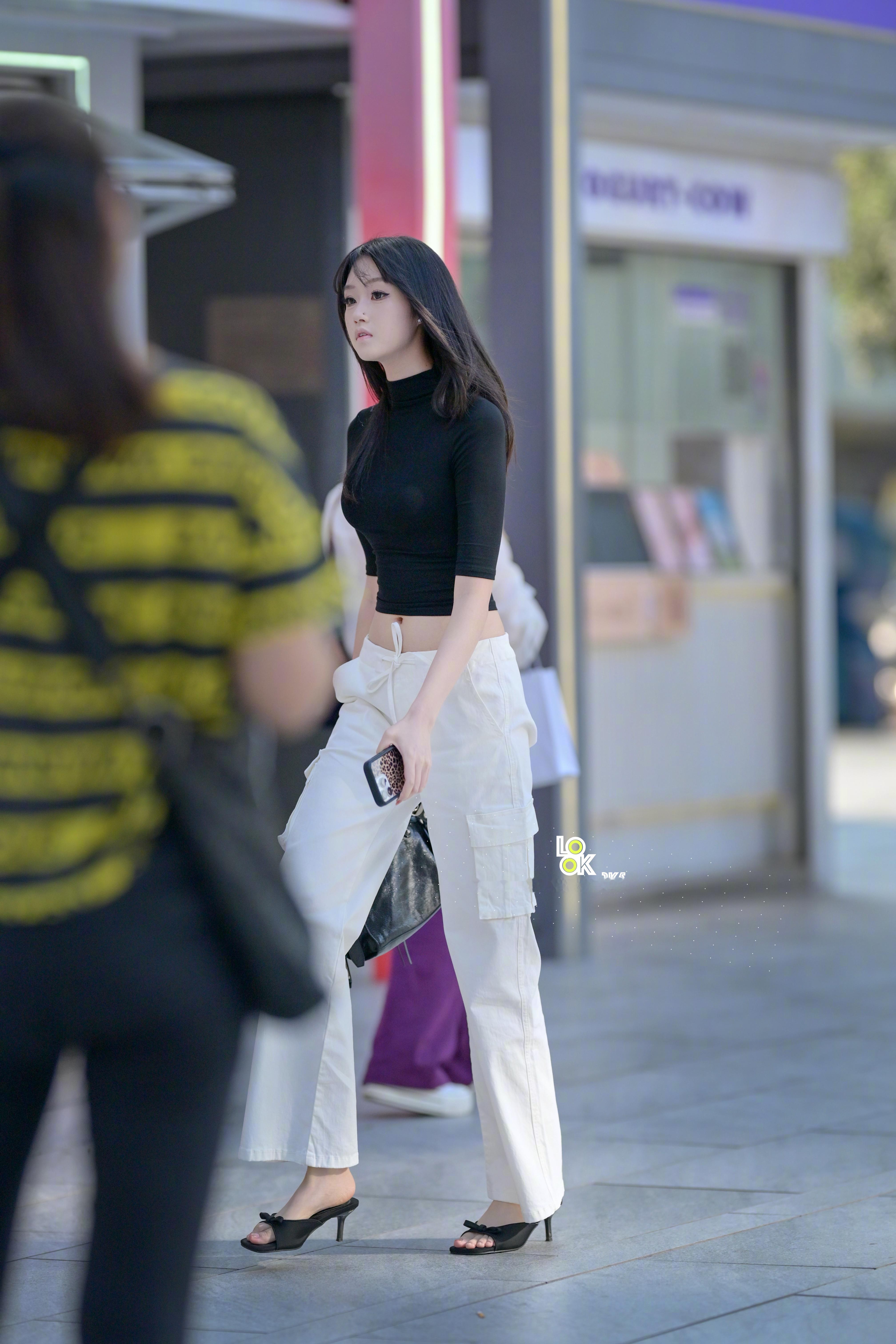 这张小姐姐身体前倾的感觉真不错