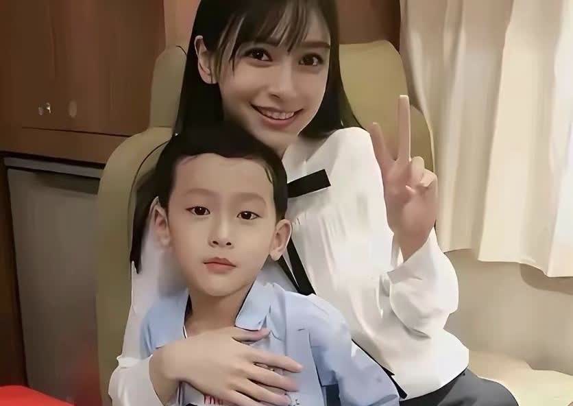 基因好的孩子是真好看啊，小海绵长大了肯定是个妥妥的帅哥。毕竟他爸妈颜值就在那儿摆