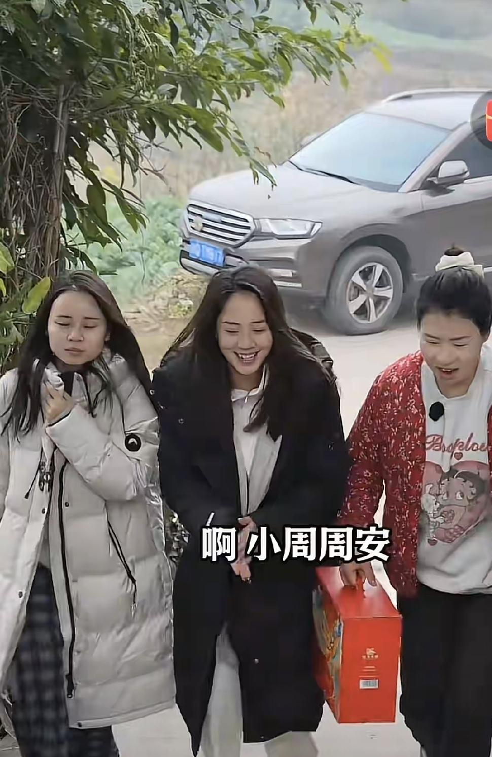 小妹儿说要收拾东西回百花。小周周一听立马兴奋地跳起来问；“是回我爸爸那里吗？”