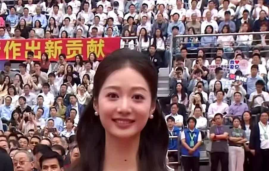 我奶奶刚刚看了冯琳的照片沉默了一会说：这个女孩子一眼看过去就是天