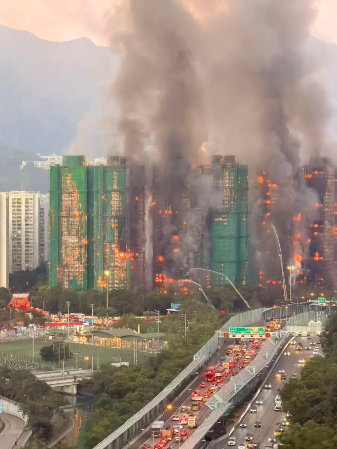 看到香港的网友发的照片，这次大埔宏福苑火灾搞得很大，整个小区几栋楼都被引燃，火烧