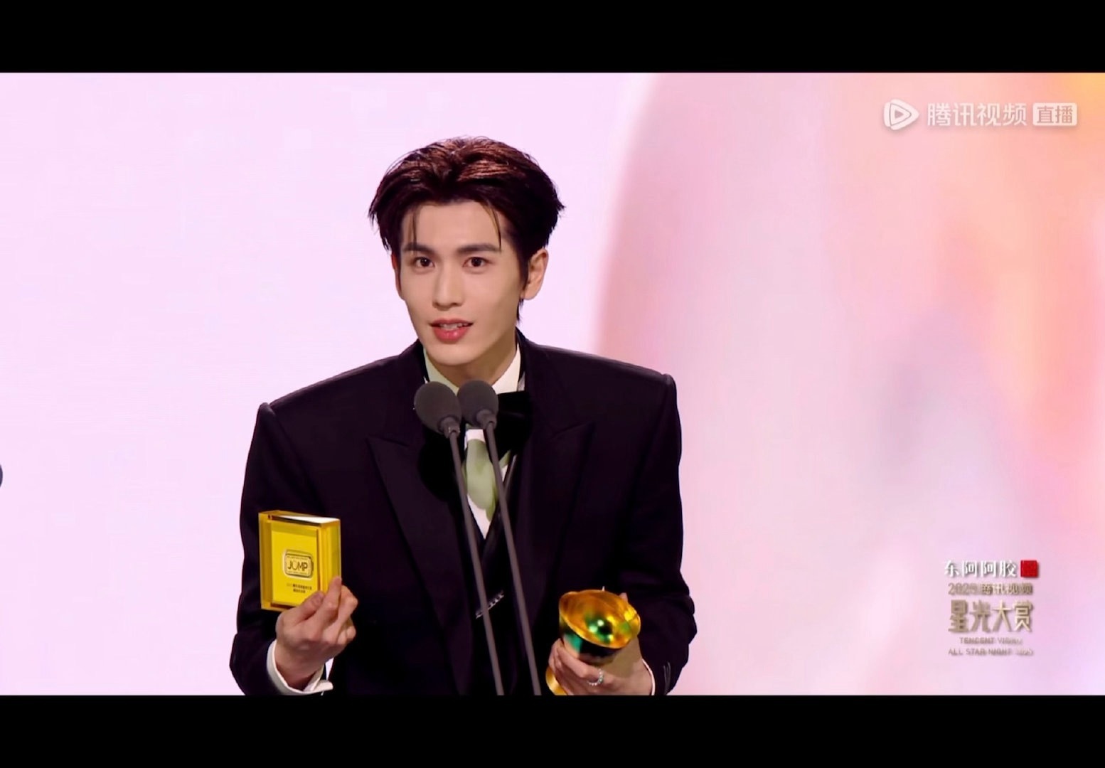 逐玉也挺神奇的，在鹅也有上，但是星光大赏上张凌赫和田曦薇各走各的，台下也没安排