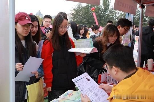 大学毕业生就业难的问题怎样解决?解决大学生就业难，核心在于破解“有岗无人”与“有