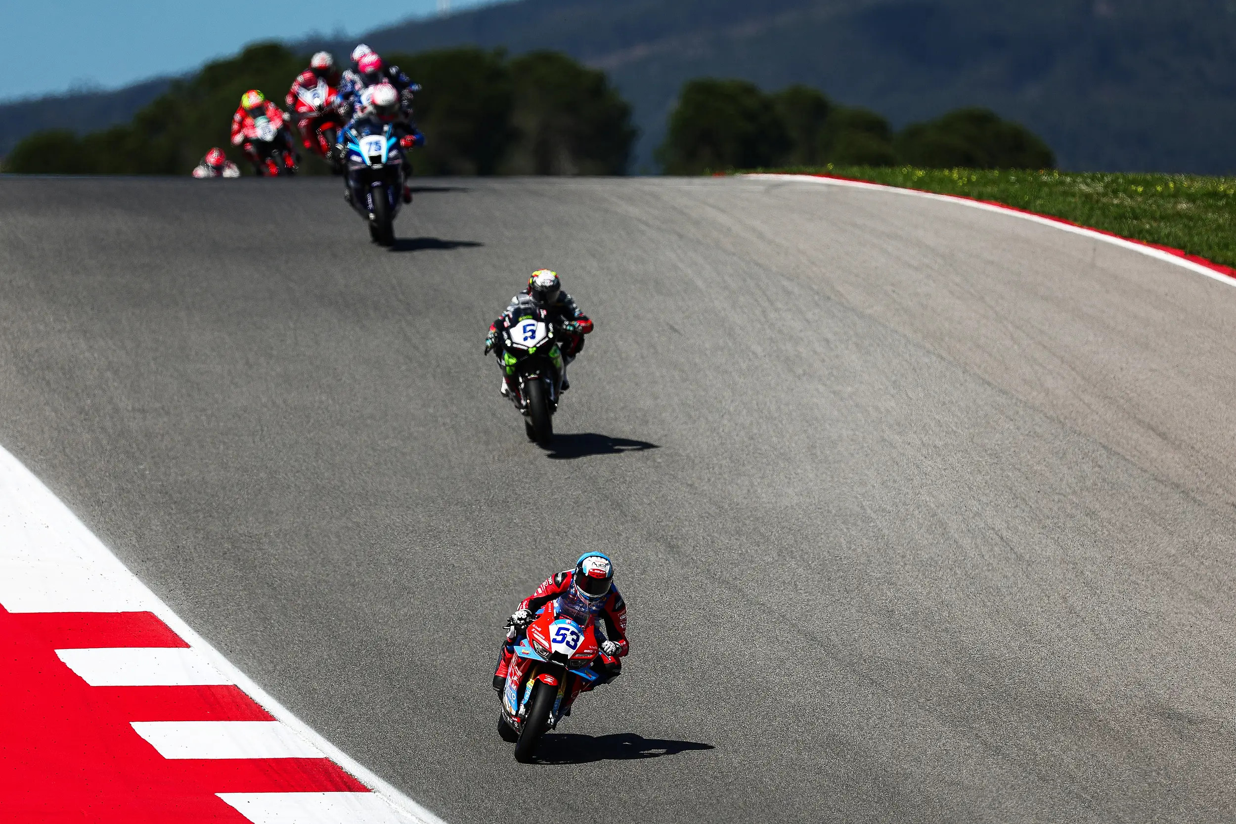 国内汽车厂商跟摩托车厂商参加这种大赛，已经不是一次两次了。但张雪这次能火出圈，也