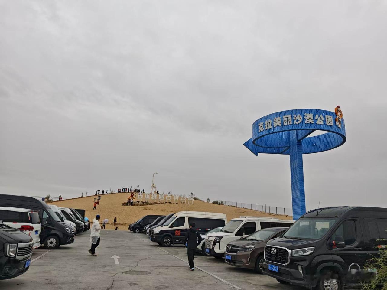 从乌鲁木齐去往阿勒泰市的路上——今天是我们北疆旅游的第一天。我们是6个人的