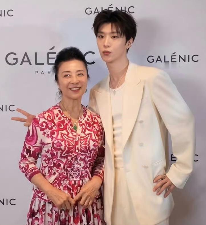范丞丞妈妈太会生了前半辈子靠女儿风风光光后半辈子45岁生儿子又成了大明星人
