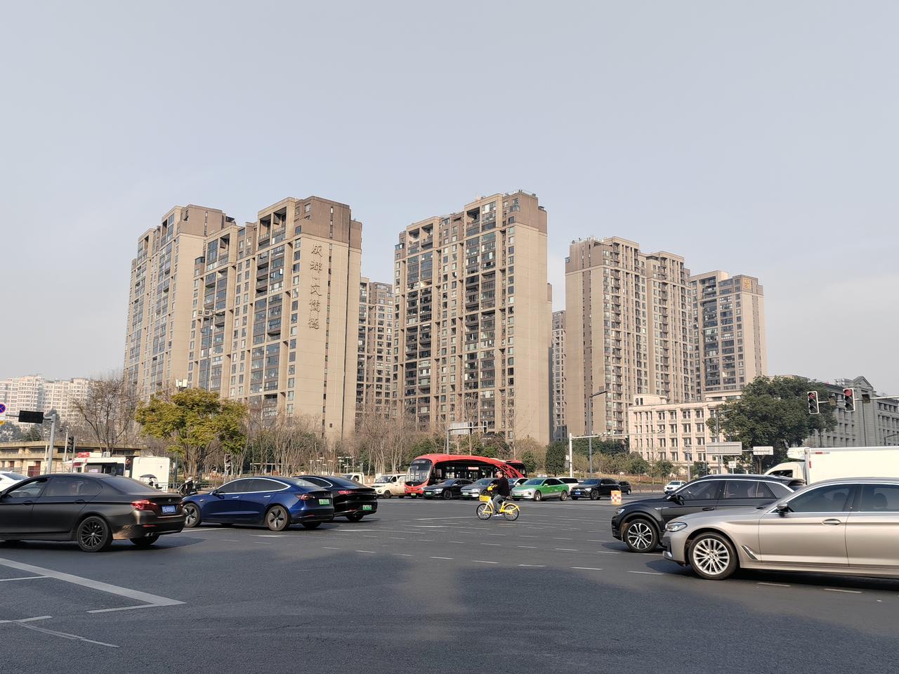 锦城湖畔的文儒德，堪称成都楼市传奇。2012年，浙江中大地产以7750元/㎡拿下