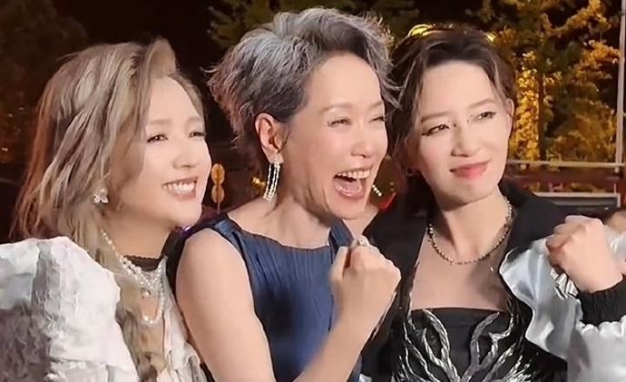 最近何洁与叶童还有李斯丹妮一起亮相长沙，三位美女搭配的都很有潮流时尚气质，真的是