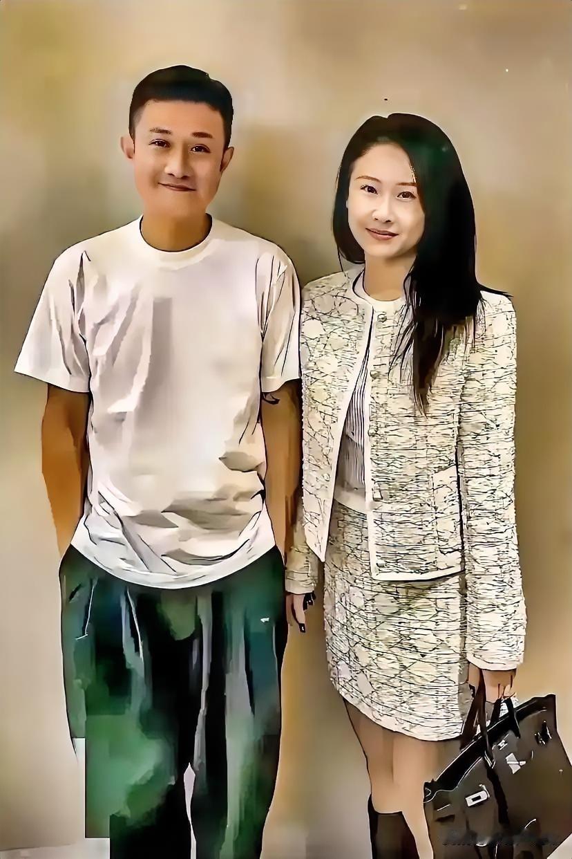 著名演员文章自从和马伊琍离婚后，从下面这张照片看文章这难道有朋友了吗？看这位美女