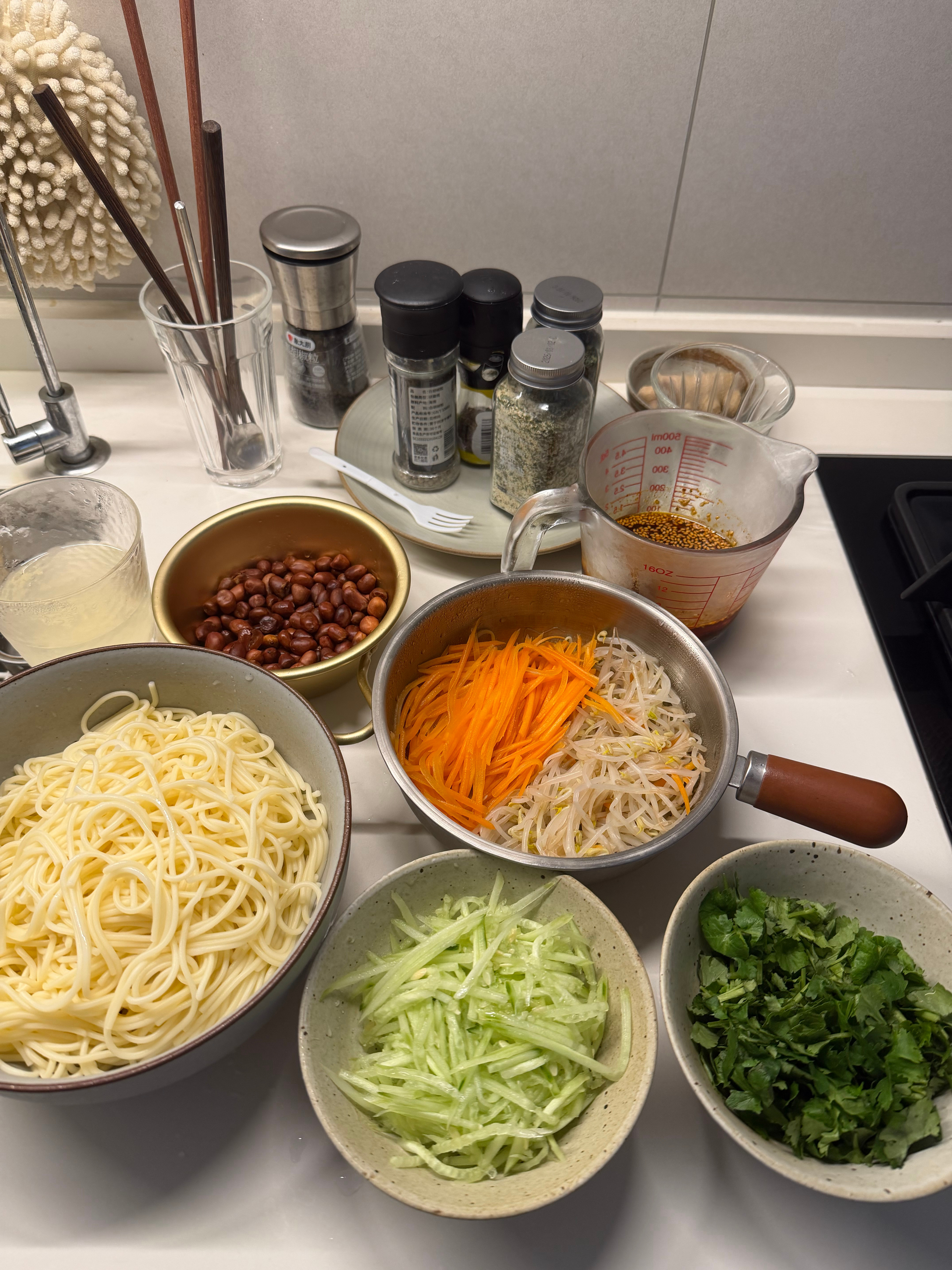 中午做凉面，昨晚光备料就备了好久，也不知道好不好吃