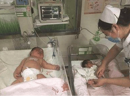 妈妈不听建议坚持不剖腹产, 宝宝头刚要出来, 医护人员就吓坏