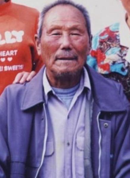 1950年，一名人高马大的土耳其士兵，见志愿军战士董明德筋疲力尽，便想趁机弄死董