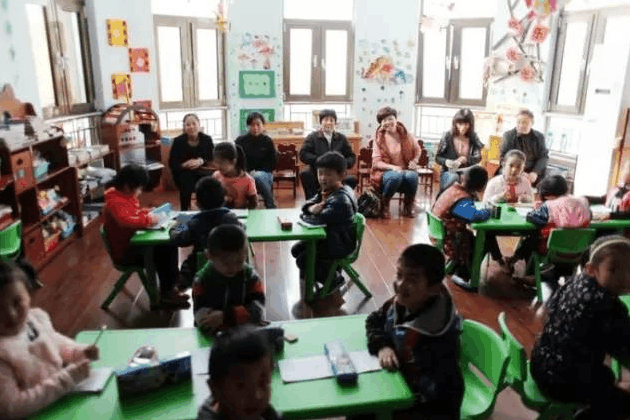 孩子上幼儿园和在家就是2种人格? 家长们在这一点上要向老师去学习