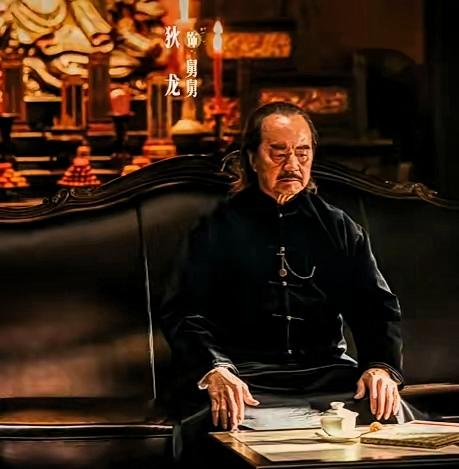我有一种强烈的预感。​狄龙之所以会出演王宝强的电影。​不是王宝强给他的出演片