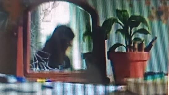 识别青少年情绪问题，得留意他们日常的变化。比如原本活泼的孩子突然变得沉默寡言，学