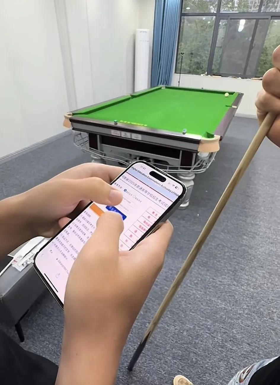 见过高考分低的，没见过这么低的。今天刷到河南信阳一位孩子的家长，展示孩子的成绩