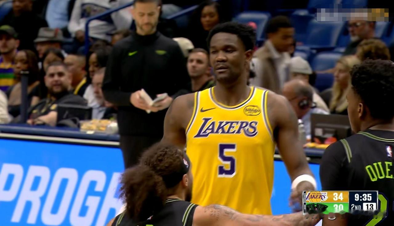 湖人当家中锋艾顿终于饱餐一顿了！在今天湖人客场以111:103击败鹈鹕的比赛中，