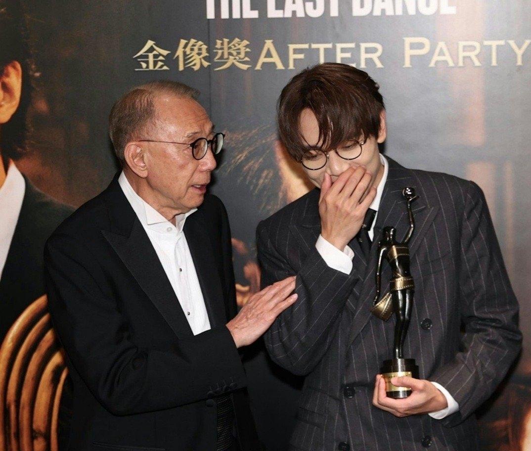 张敬轩的危机感是显而易见的。在上届金像奖典礼上，张敬轩的英皇老板杨受成，邀请创作