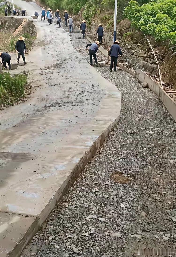 在农村的马路基本上都是后面加宽的，为什么一开始不一次性做好呢，有人知道这是为什么