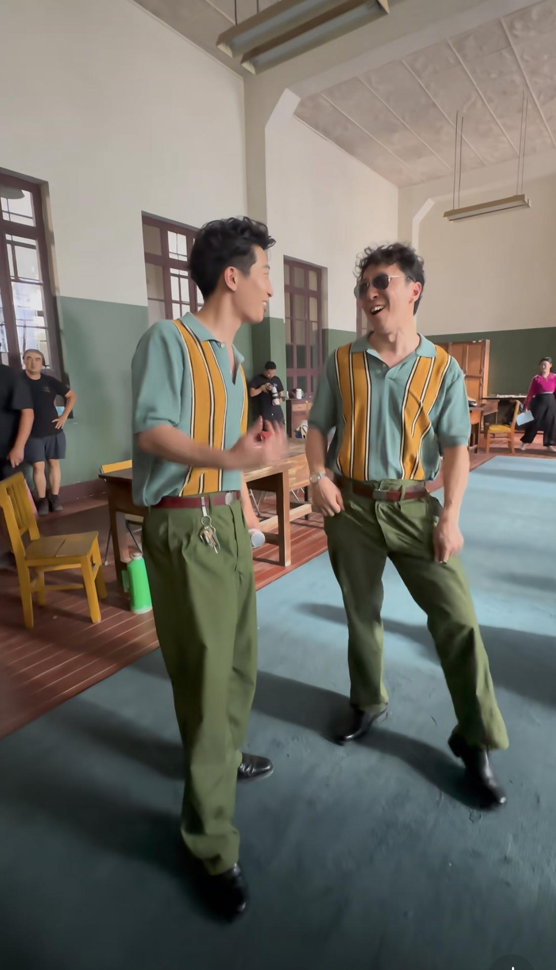 封导那个卡嗓子的老陕味好正，真为难他的基因了……封导和窦骁在片场互相飙陕西话