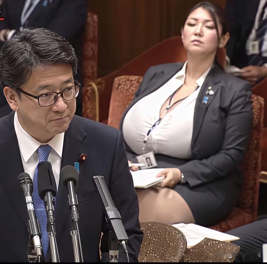 女子的体格真是够壮实的了，乍一看还以为是一名相扑运动员呢，真没有想到在这个小小的