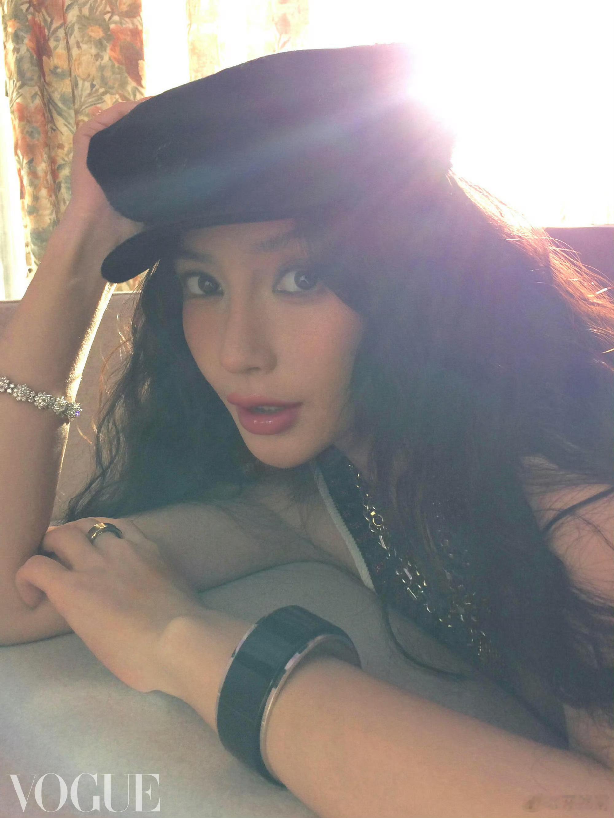 Angelababy千禧辣妹大片Angelababy这组千禧辣妹大片太有味道，完